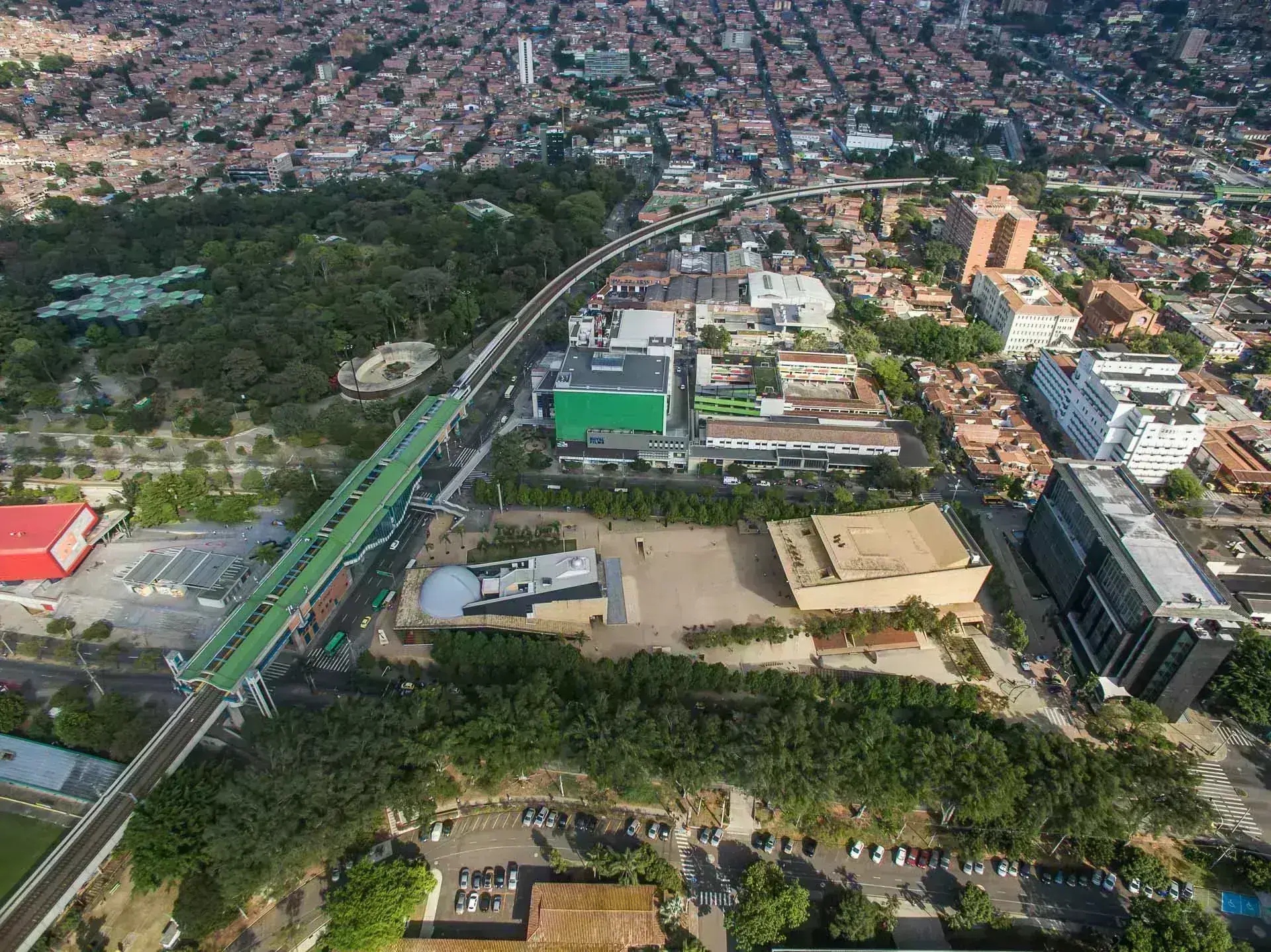 El Parque de los Deseos integrado con el Edificio de Inteligencia EPM en el norte de Medellín.